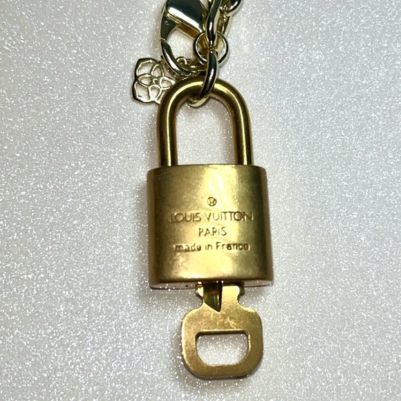 Louis Vuitton Lock&Key || Kendra Scott Chain - Picture 3 of 5